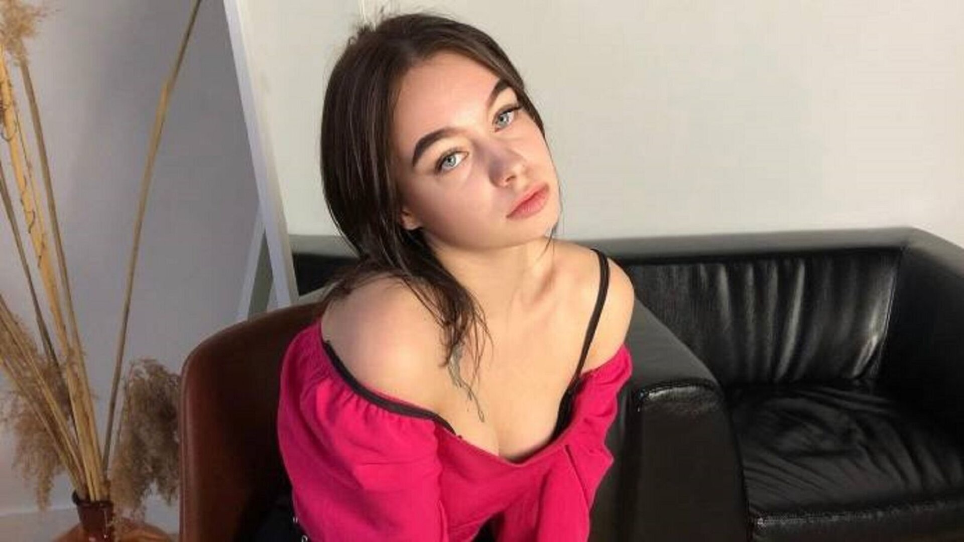 Free Naked MaeveHughes